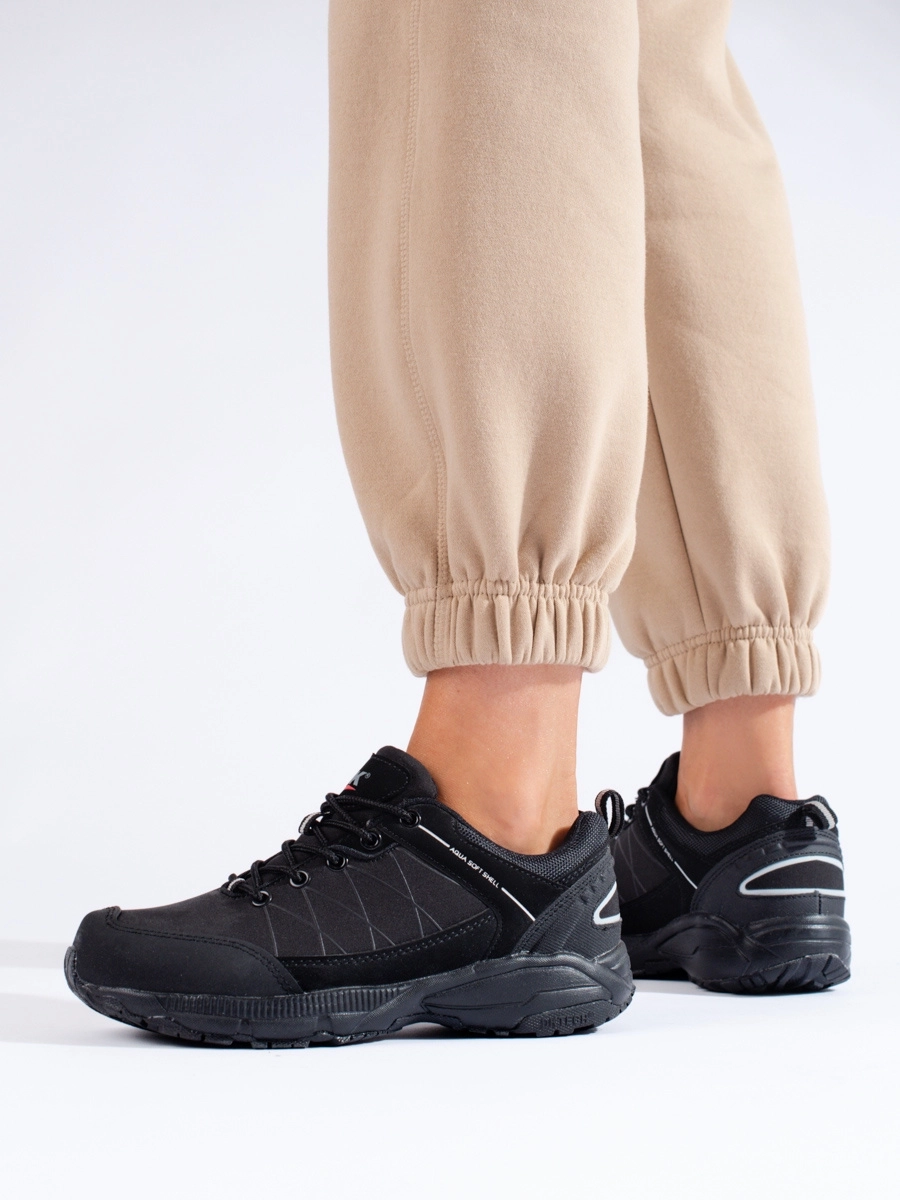 Moderná čierna dámska treková obuv bez podpätku