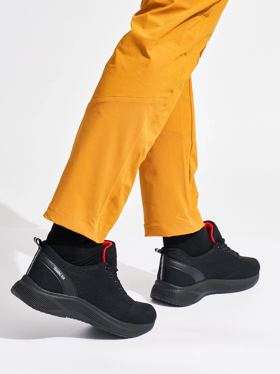 Moderné čierne tenisky pre mužov