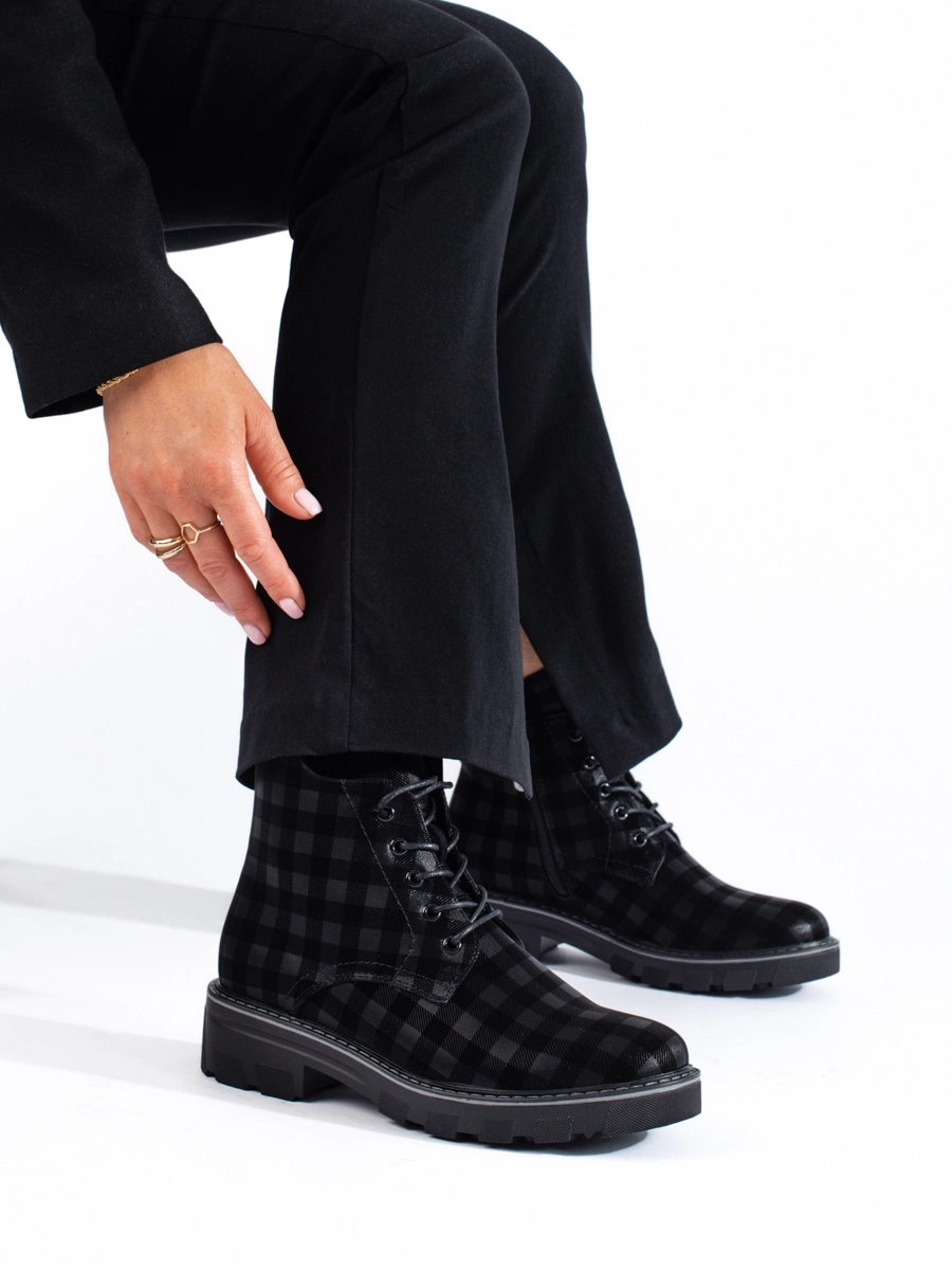 Moderné dámske čierne pracovné topánky na plochom podpätku