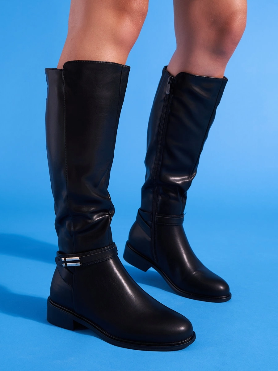 Moderné dámske čierne topánky na plochom podpätku