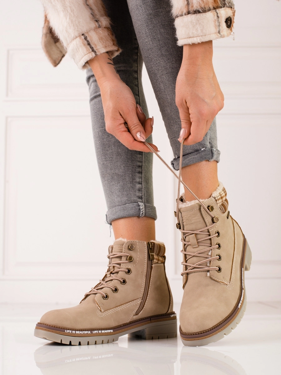 Módne dámske členkové topánky béžovej farby na plochom podpätku