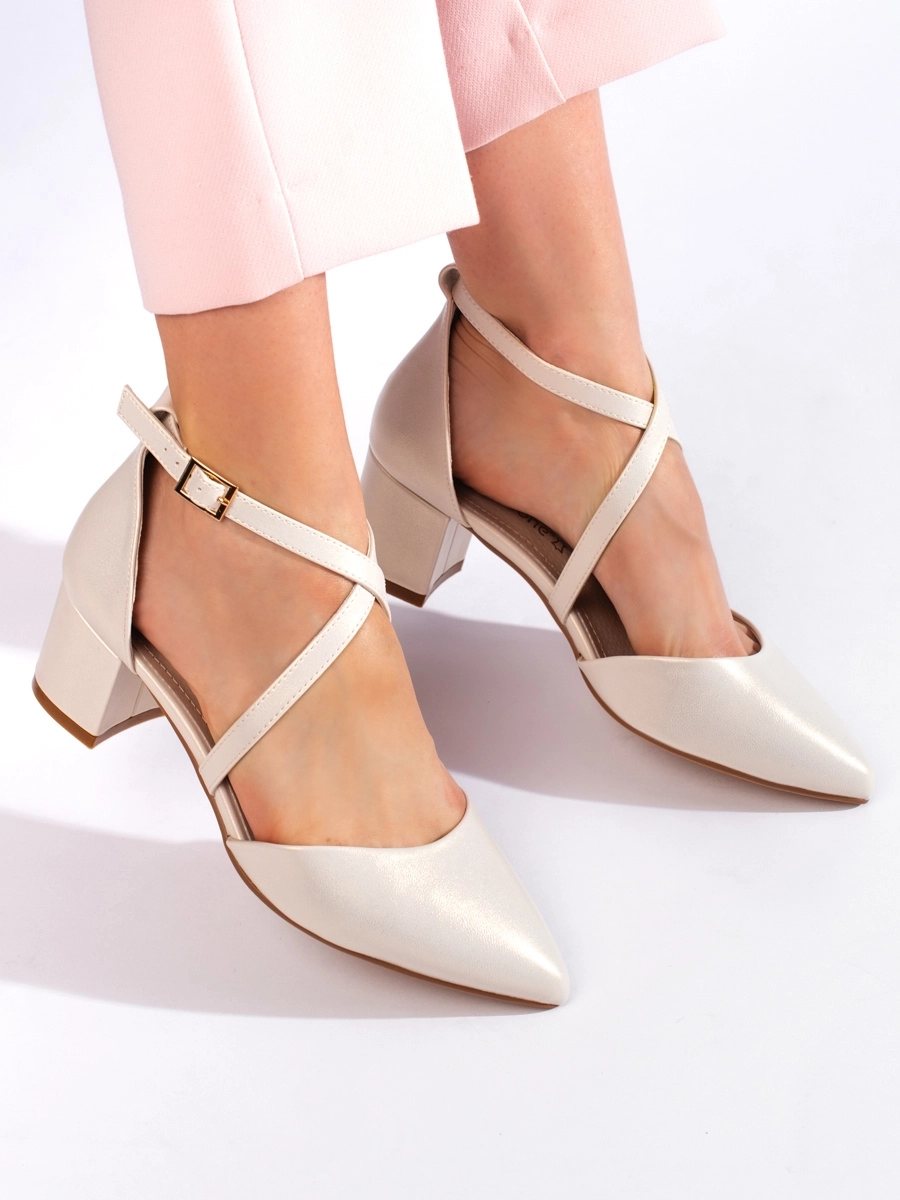 Pekné biele lodičky pre ženy na širokom podpätku