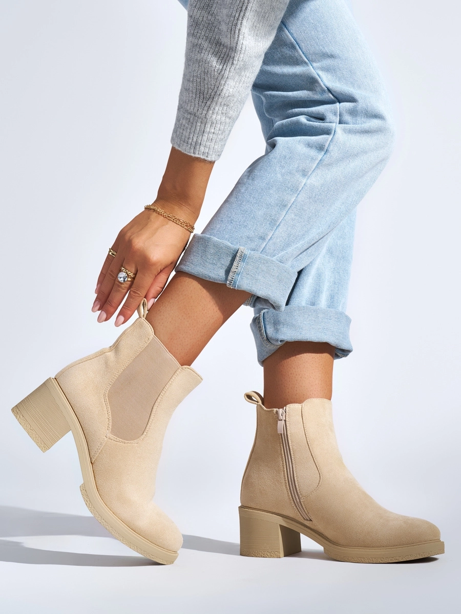 Pohodlné béžové dámske členkové topánky na širokom podpätku