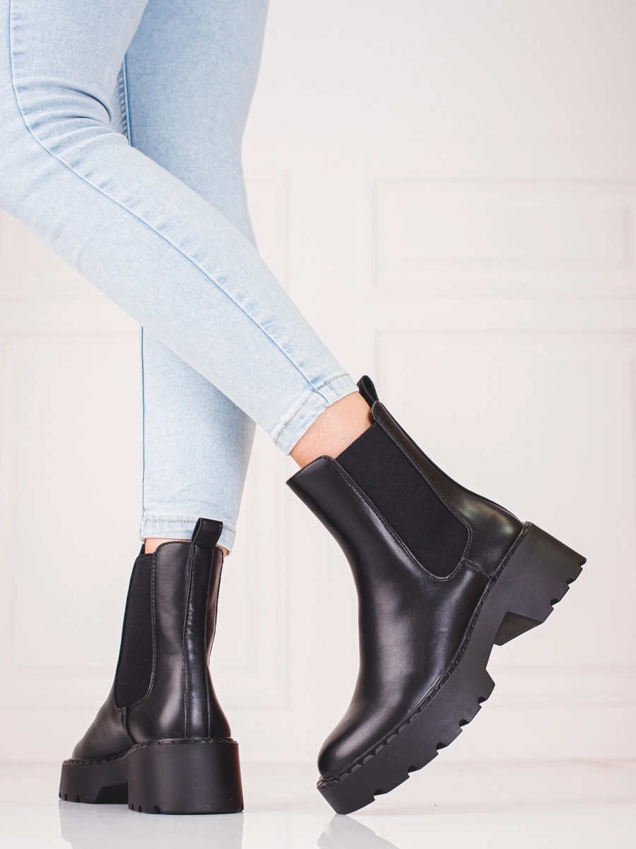 Pohodlné čierne členkové topánky s plochým podpätkom pre ženy