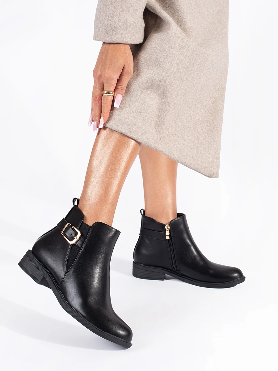 Pohodlné dámske členkové topánky čiernej farby na širokom podpätku