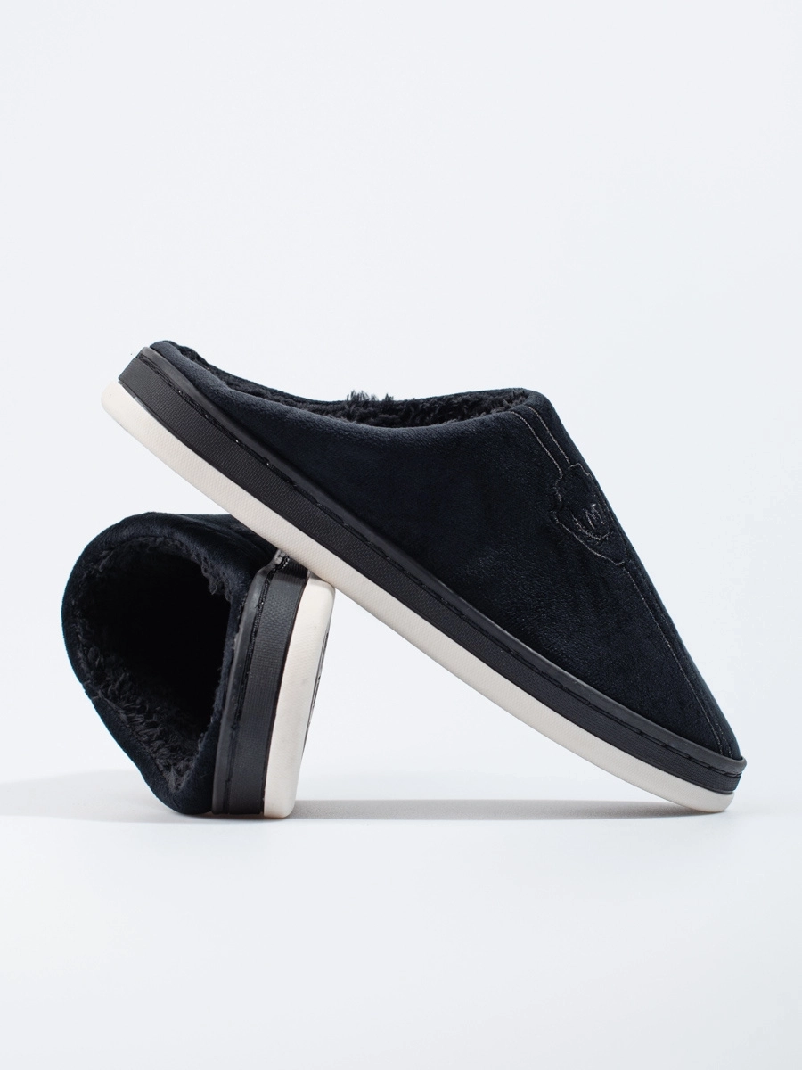 Praktické pánske čierne papuče bez podpätku