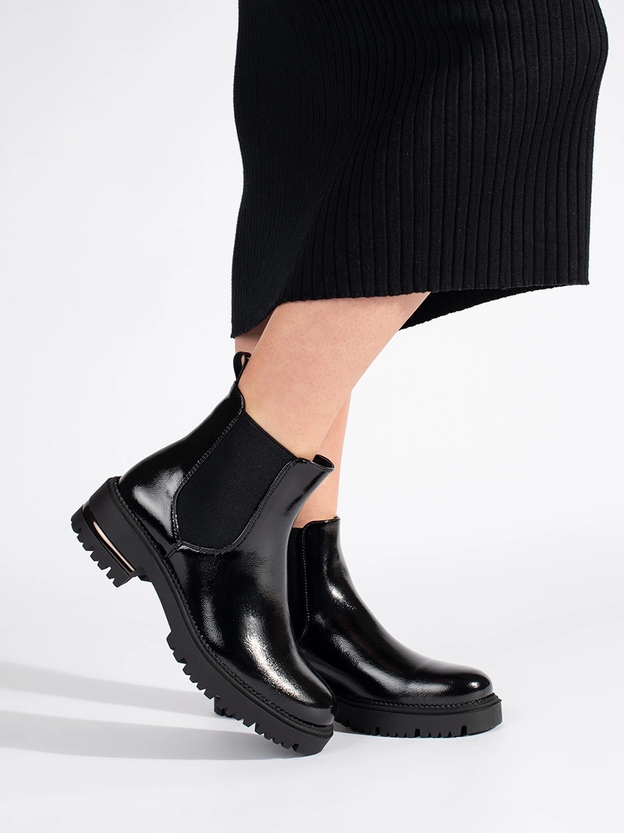 Trendy dámske členkové topánky čierne s plochým podpätkom