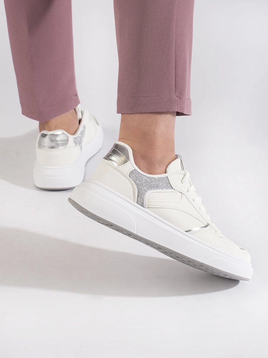 Zaujímavé biele dámske tenisky bez podpätku